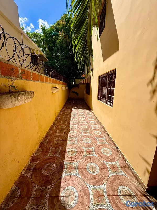 casas - Se vende casa frente a la Sirena de la charles de  12
