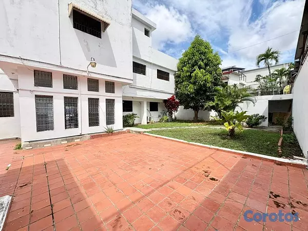 casas - Casa comercial de 221m2 en alquiler en Los Prados 8