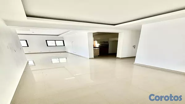 apartamentos - Venta de apartamento de 3 Hbs + Patio (1) piso. Av. Independencia 2