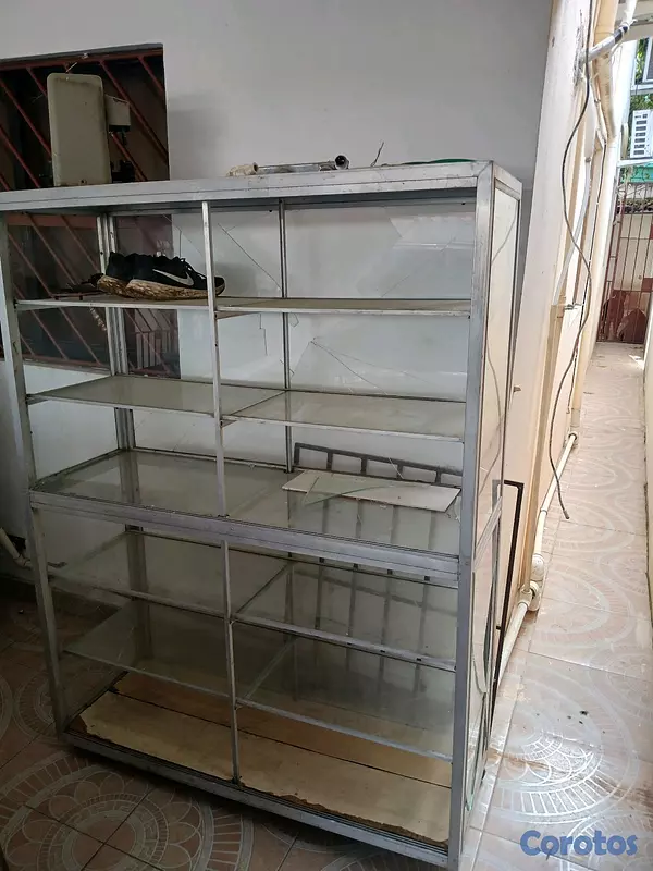 equipos profesionales - vitrina con cristales rotos 2