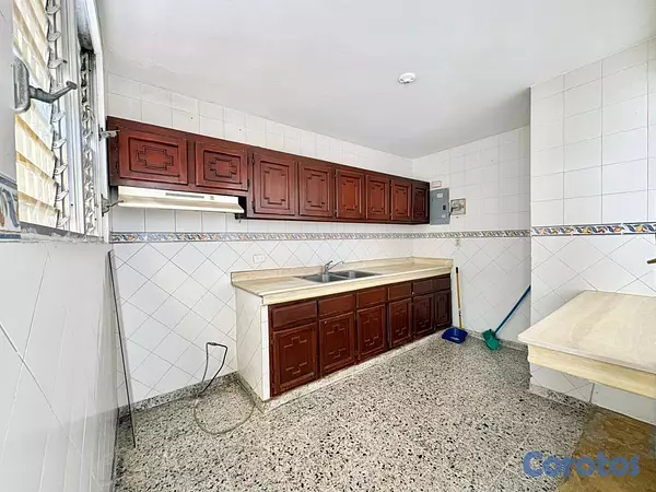 casas - Casa comercial de 221m2 en alquiler en Los Prados 7