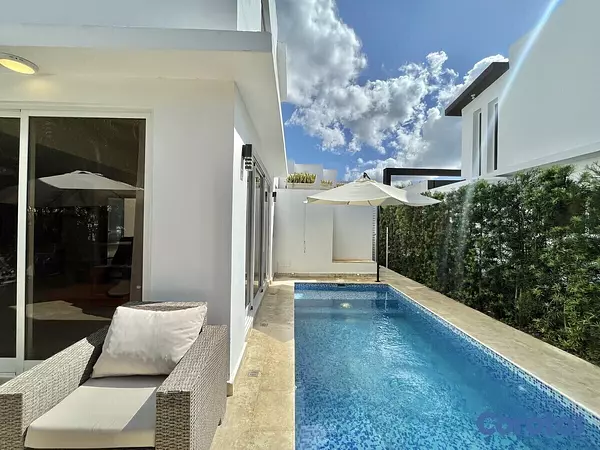 casas vacacionales y villas - En venta iluminada casa amueblada en Juan Dolio, en lo mejor de Metro Country Cl 8