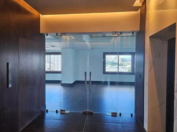 oficinas y locales comerciales - 🔵Alquilo Local 6to piso para oficina 208 mts en la esperilla 
 8