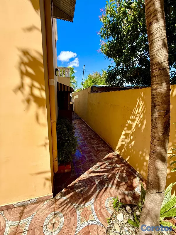 casas - Se vende casa frente a la Sirena de la charles de  11