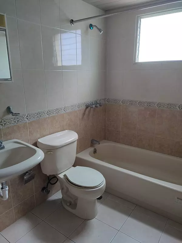 apartamentos - VENDO Excelente oportunidad en la Zona Universitaria! 3er nivel, 124 m. 4