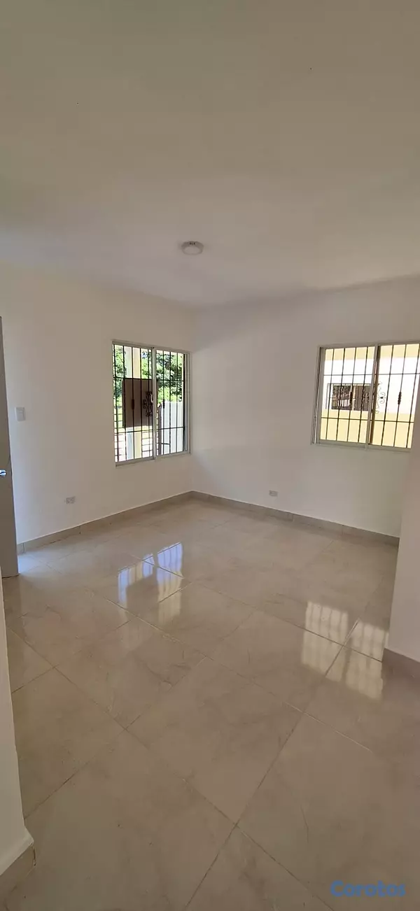 casas - Hermosa y cómoda casa en solar de 300m2, patio y t 14