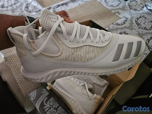 Artículos Deportivos - Clavos Adidas Icon V, Bounced Iced Out de Metal, size 13, Blancos. 4