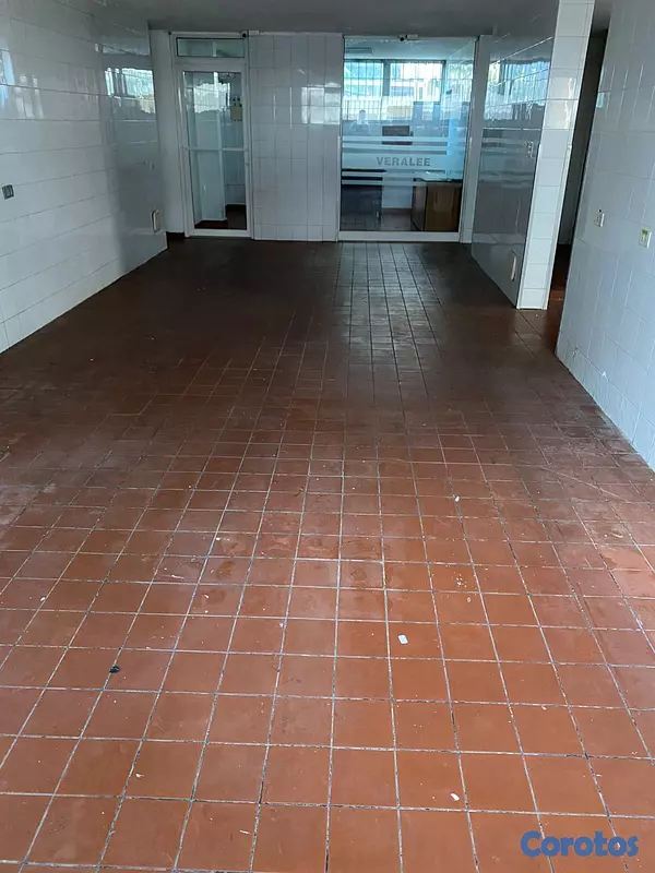 oficinas y locales comerciales - Local de 200m2 ensanche Julieta primer piso 9