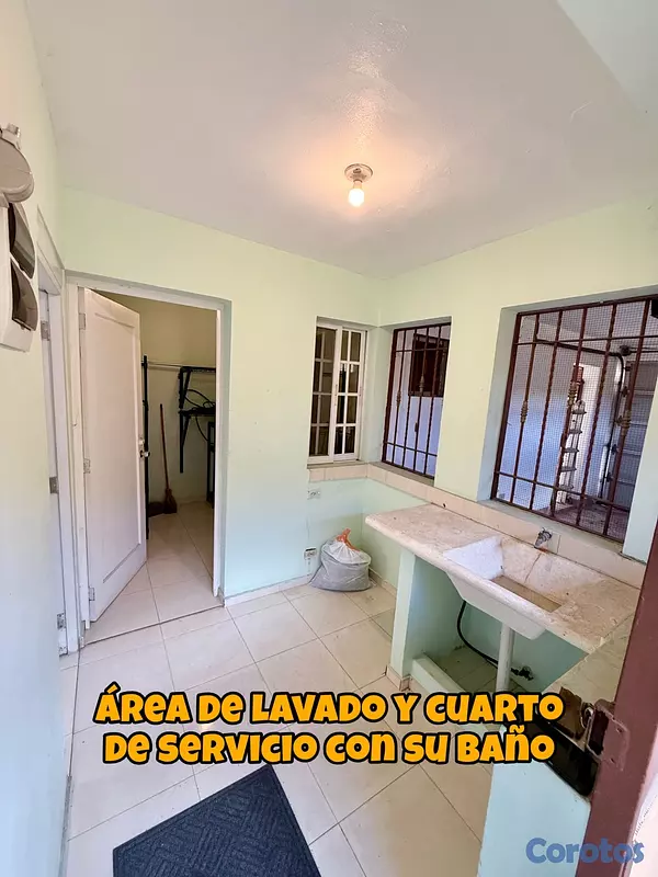 casas - Se vende casa frente a la Sirena de la charles de  13
