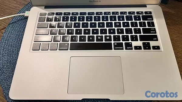 computadoras y laptops - 1 LAPTO MACBOOK AIR CON MONITOR LG DE 32  8