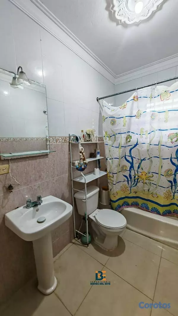 casas - Se vende amplia casa DE ESQUINA en la Entrada del  7