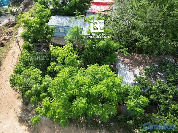 solares y terrenos - Se Vende solar de esquina con 143 metros.  📍En Sec 6