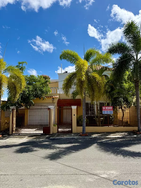 casas - Se vende casa frente a la Sirena de la charles de  14
