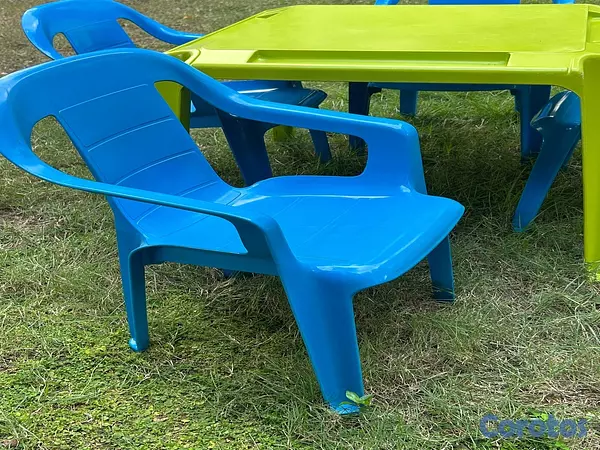 muebles - Vendo 28 sillas y 7 mesas de plástico  2