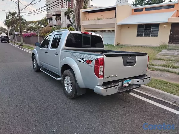 jeepetas y camionetas - Nissan frontier SV 2015 transmisión mecánica  4