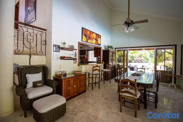 casas vacacionales y villas - Espaciosa villa de estilo clásico distribuida en dos niveles. 5