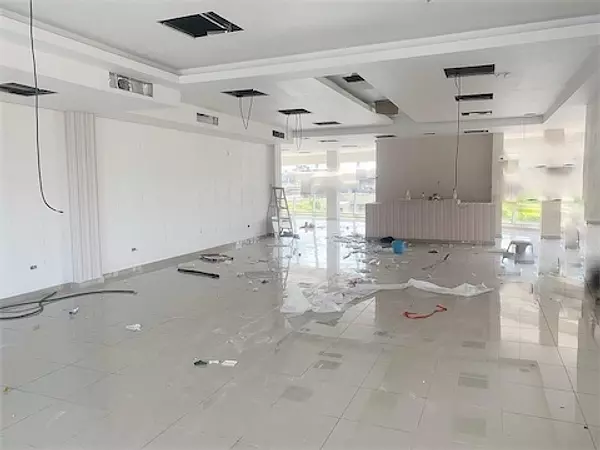 oficinas y locales comerciales - Local en naco amplio  5