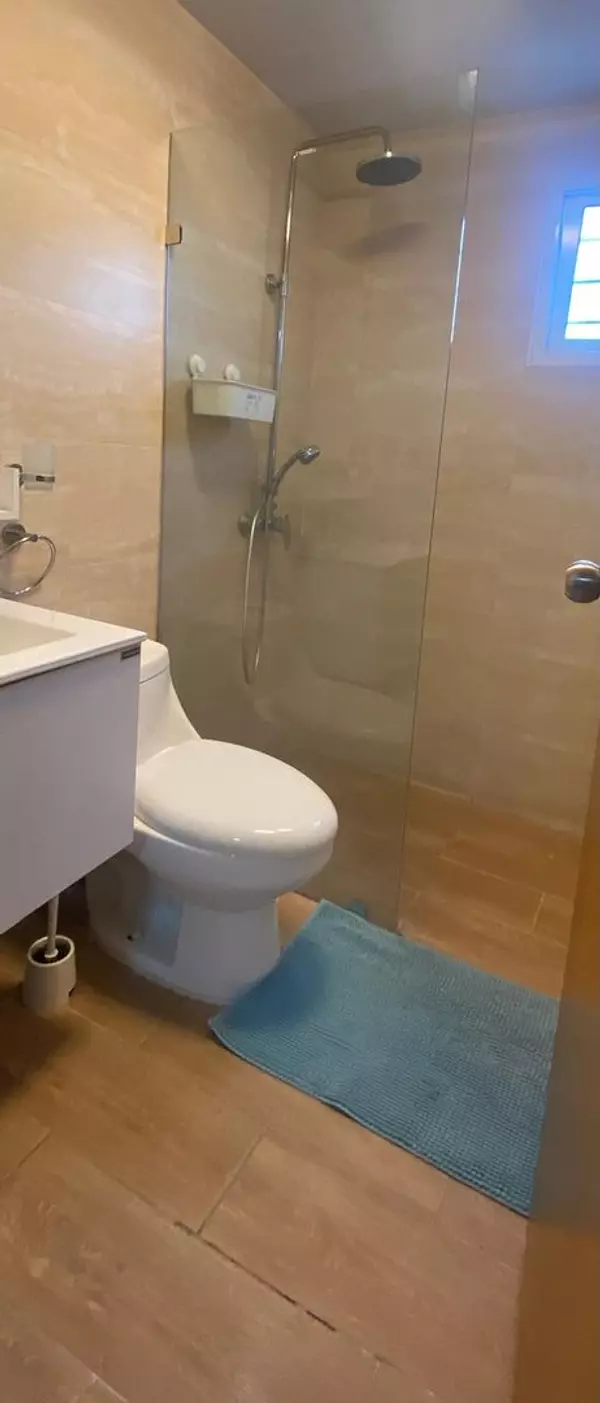 apartamentos - EN VENTA BUEN  APARTAMENTO MUEBLADO EN EL SECTOR DEL QUISQUEYA. TERCER PISO 


� 4