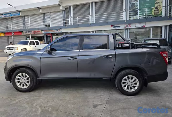 jeepetas y camionetas - KGM REXTON 2021 GRIS OSCURO DIESEL 9