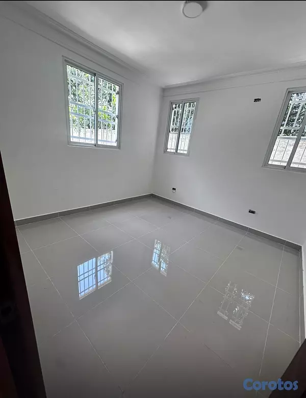casas - Casa de 3 Niveles con Amplio Patio  3