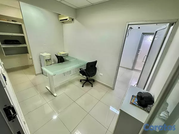 oficinas y locales comerciales - Oficina Comercial en Alquiler Semi-Amueblada Ensan 4