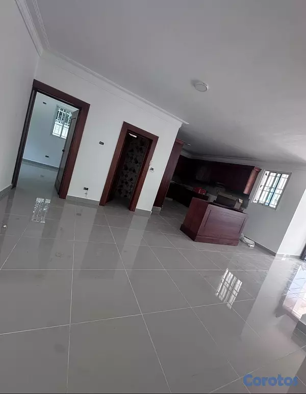 casas - Casa de 3 Niveles con Amplio Patio  2