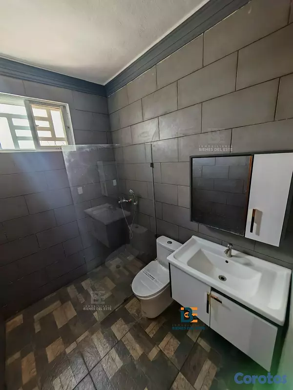 casas - Se Vende amplia Vivienda NUEVA, con mucho patio, u 8