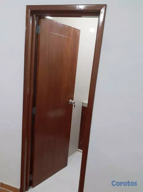 muebles y colchones - Puerta para baño en madera  2