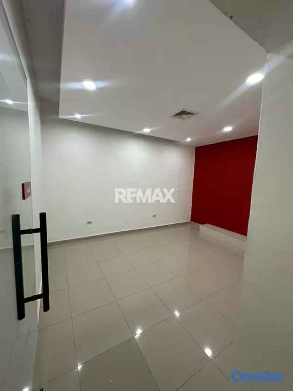 oficinas y locales comerciales - Local comercial de 250mt2 en alquiler en La Julia 6
