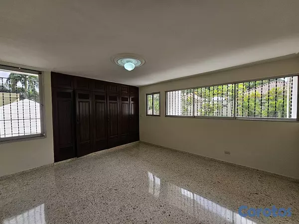 casas - Casa de 5 habitaciones 4 baños 4 parqueos en alqui 10