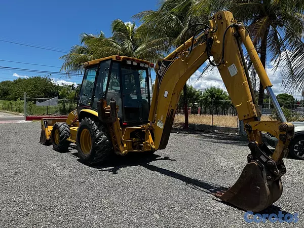 camiones y vehiculos pesados - Caterpillar 420D 2001 solo 5,900 horas  ✅ la más nueva del mercado  2