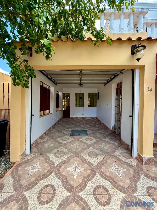 casas - Se vende casa frente a la Sirena de la charles de  20