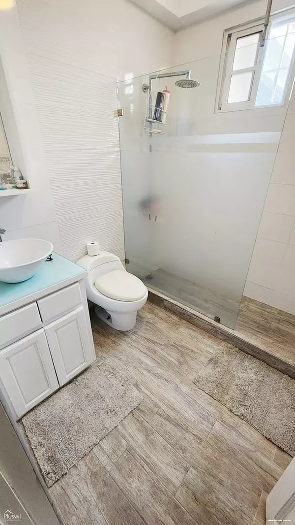 casas - Altos de Arroyo Hondo III, Distrito Nacional
Amplia casa de 3er Piso
USD$450,000 9