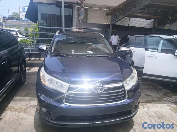 jeepetas y camionetas - DUEÑO VENDE TOYOTA  HIGHLANDER. COMO NUEVA. SOLO UN DUEÑO.  MUY POCO USO.   3