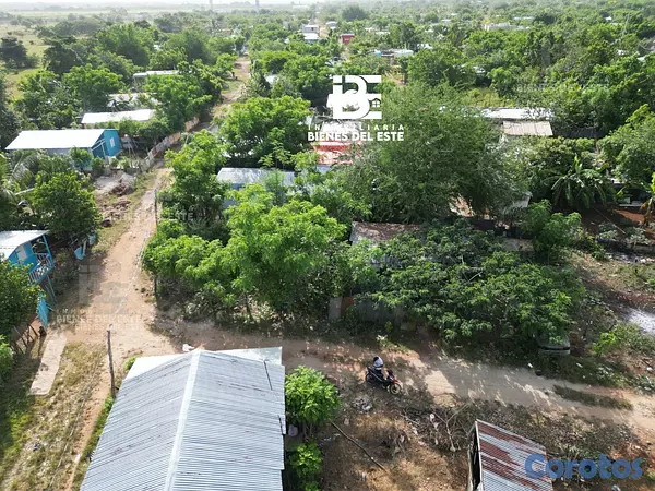 solares y terrenos - Se Vende solar de esquina con 143 metros.  📍En Sec 8