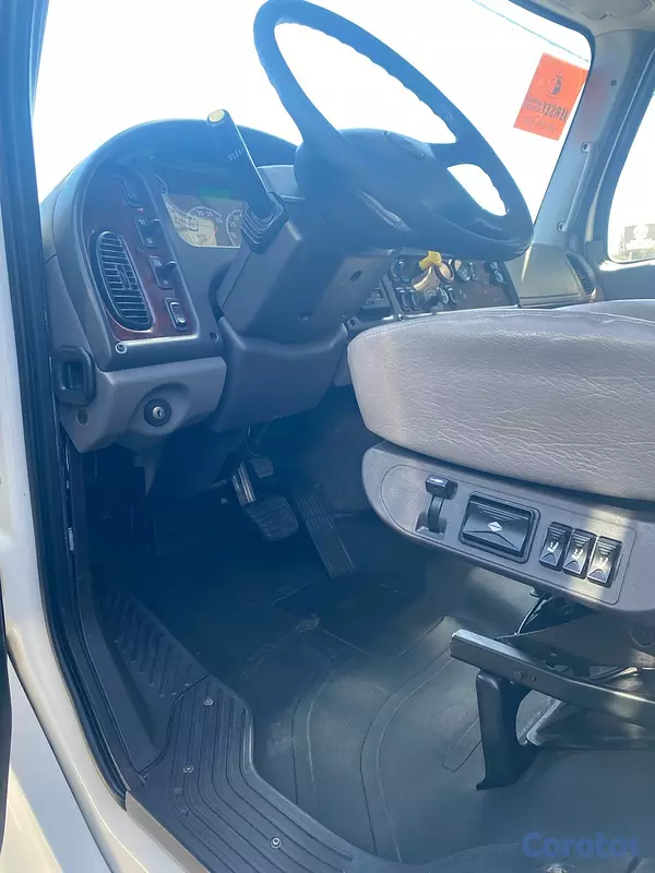 camiones y vehiculos pesados - Camión  Freightliner año 2018 con furgón  de 26 pies 
Recien Importado  4