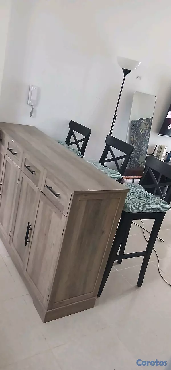 muebles y colchones - Credenza de 4 puertas y 4 gavetas 
3 sillas desayunandor de ikea  6