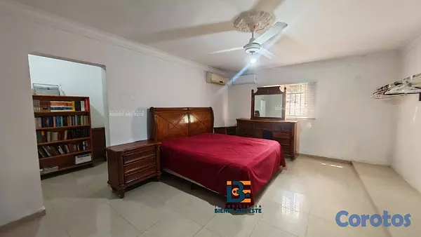 casas - Se vende amplia casa DE ESQUINA en la Entrada del  6