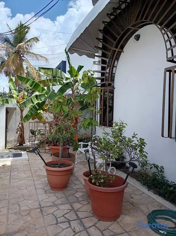 casas - Casa de 6 habitaciones 6 baños en alquiler en Urba 9
