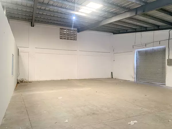 oficinas y locales comerciales - Local con nave y oficinas  6