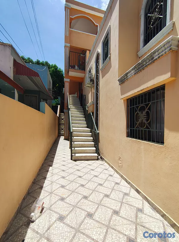 casas - Edificio Multifamiliar - Genera RD$83,500/mes - Fr 17