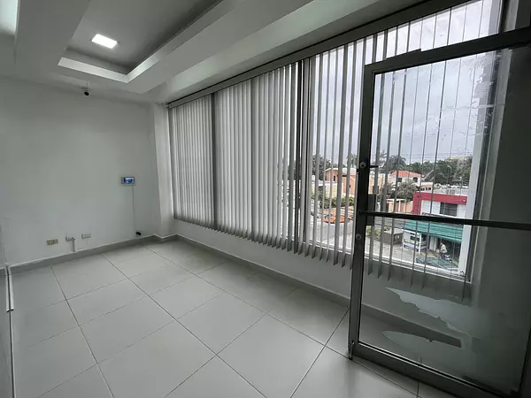 oficinas y locales comerciales - Oficina amueblada en alquiler en Arroyo hondo viejo cerca de la Av 27 de Febrero 2