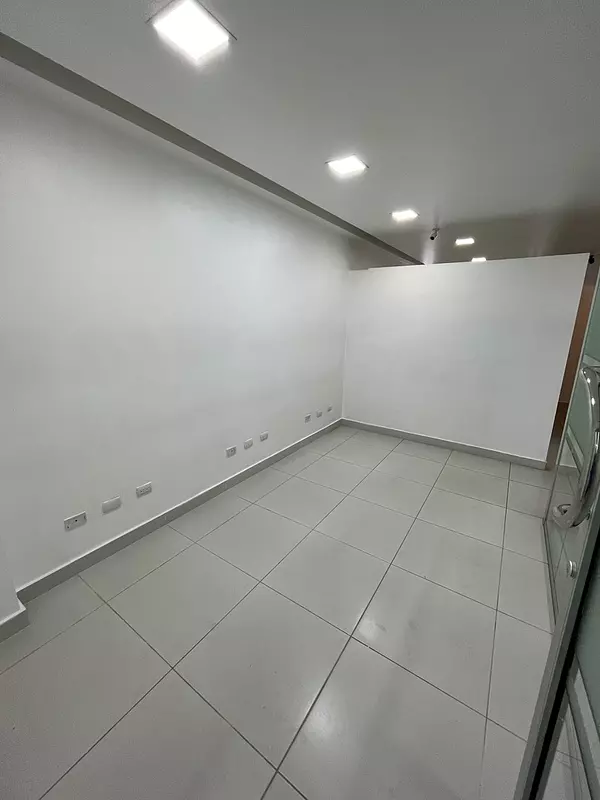 oficinas y locales comerciales - Oficina amueblada en alquiler en Arroyo hondo viejo cerca de la Av 27 de Febrero 3