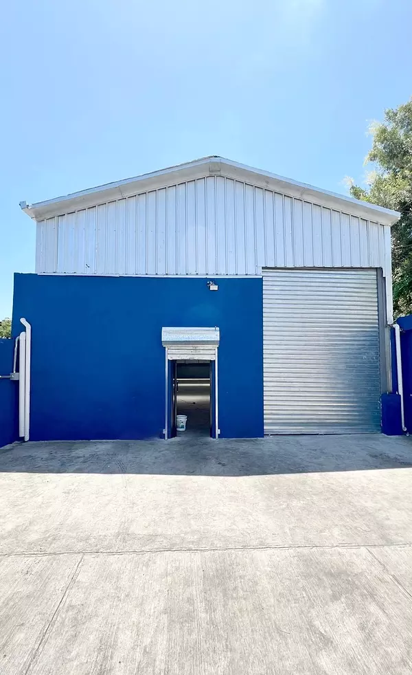 oficinas y locales comerciales - Alquiler nave comercial en ensanche la Fe  3