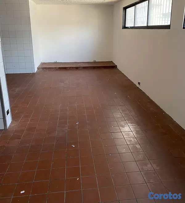 oficinas y locales comerciales - Local de 200m2 ensanche Julieta primer piso 6