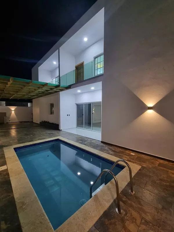 casas - Hermosa Residencia de 2 Niveles en La Vega  10
