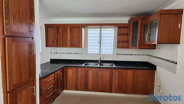 apartamentos - Apartamento en 1er nivel de 3 hab. Con balcón, 2 parqueos y área de servicio 5