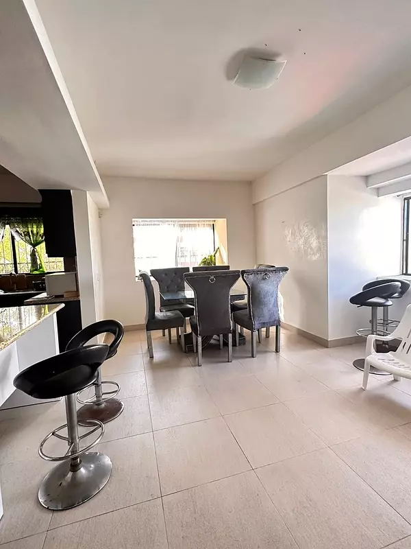 apartamentos - VENDO.
Espacioso apartamento de dos niveles en Bella Vista. 

 2