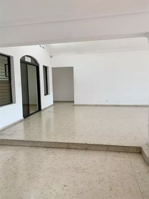 oficinas y locales comerciales - Propiedad amplia y céntrica 6