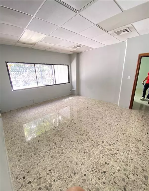 oficinas y locales comerciales - Local amplio dos niveles 8